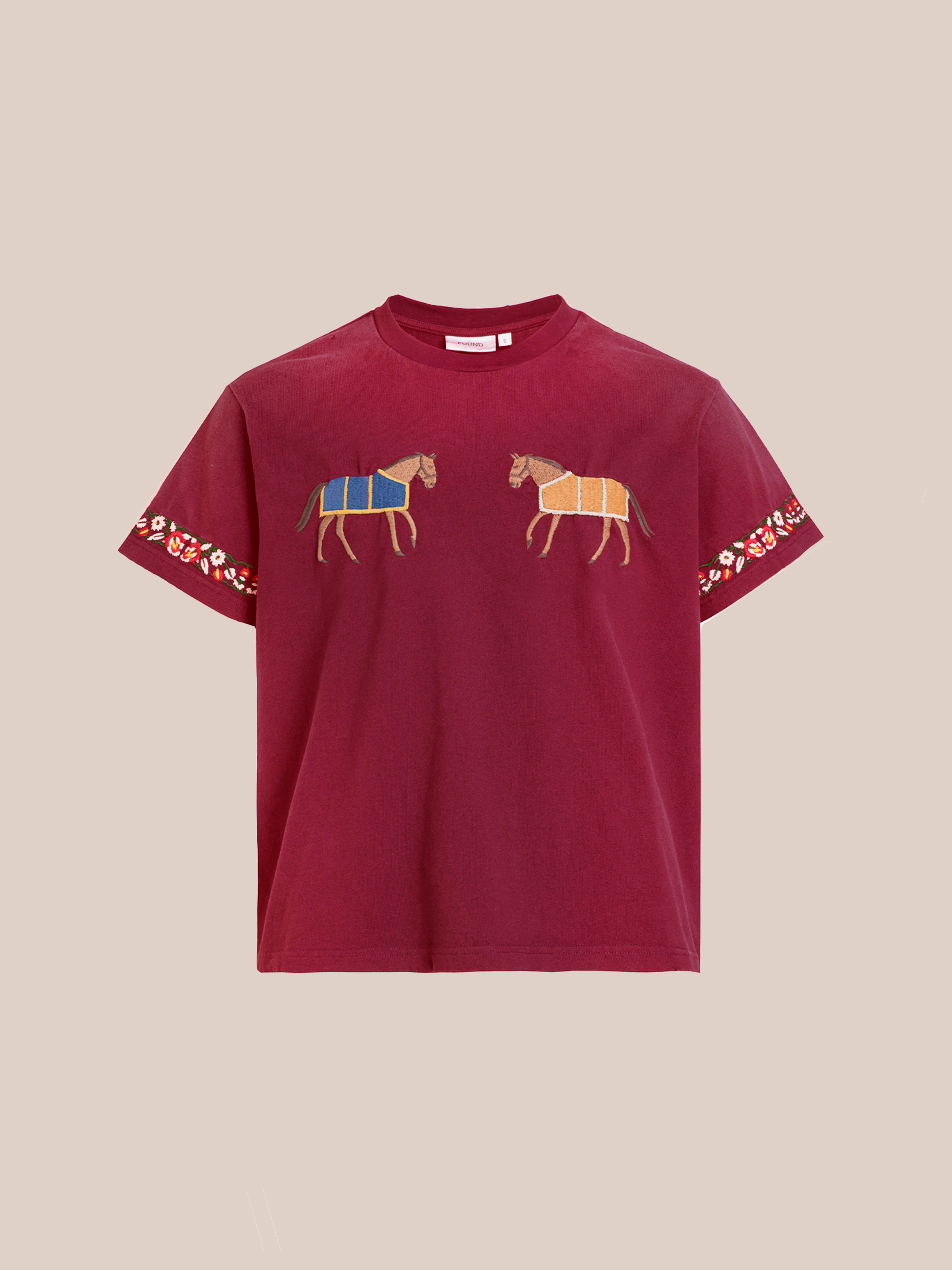 Add a hint of retro charm to your wardrobe with the FOUND Horse Equine Tee, which features intricately embroidered horses on the front. The sleeves are adorned with floral patterns inspired by 70's jockey uniforms and showcase eye-catching detailed embroidery.